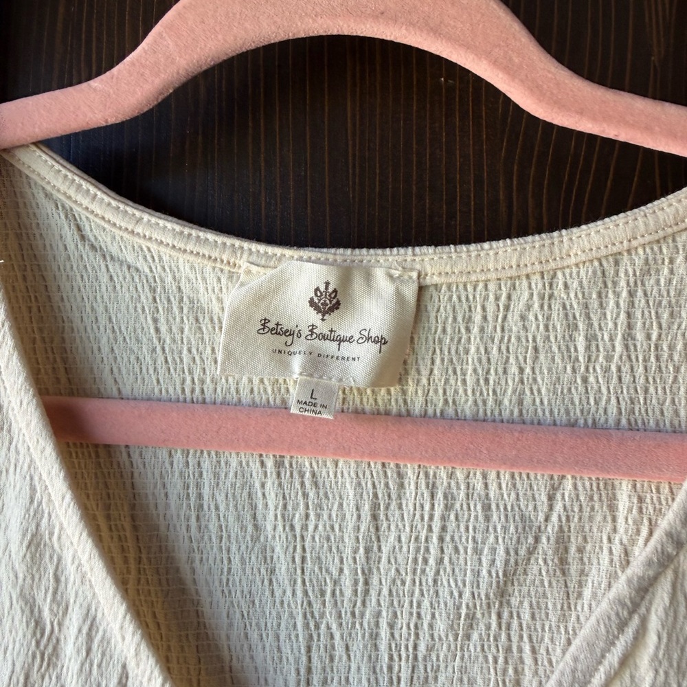 Betsey's Boutique Shop TEXTURED RELAXED V TEE (NEW-NEVER WORN)